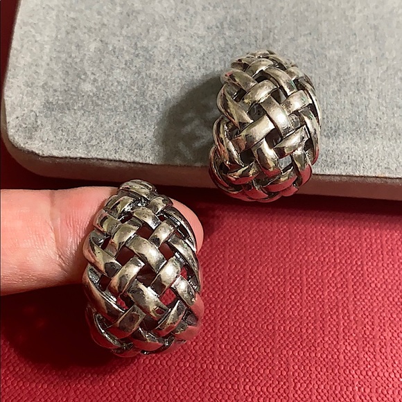 🖤GIVENCHY💕VTG weaving design clip on earrings - Picture 3 of 8